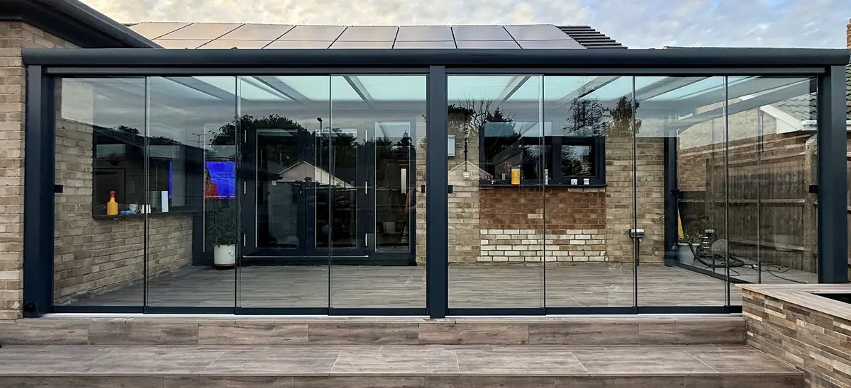 Blackwater – 7 × 2.7 m glass room