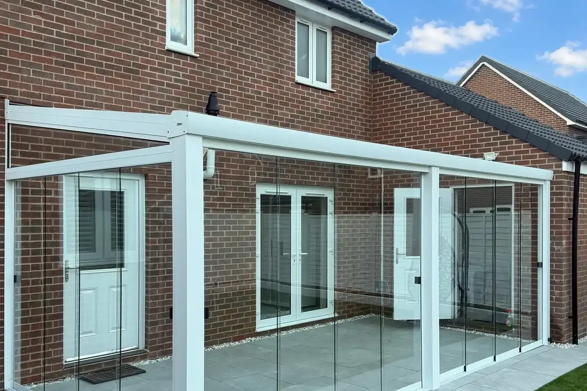 White glass room 6 × 3 m in Oxford