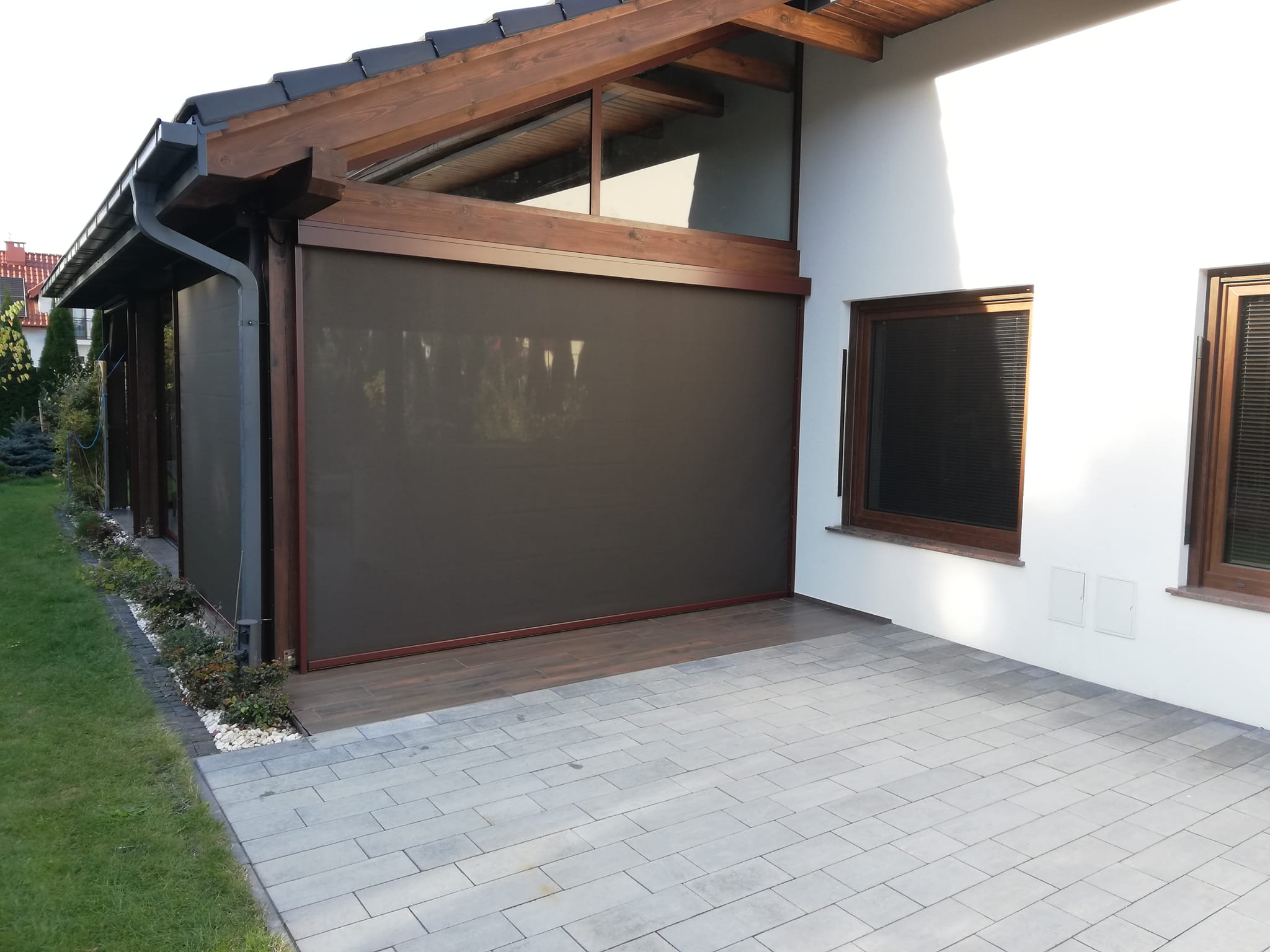 Dark blinds with red-purple aluminium